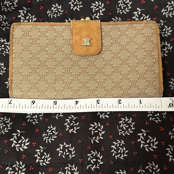 Vintage Celine Macadam - Ladies long wallet in beige. Kiss lock. Snap front. - Picture 1 of 16